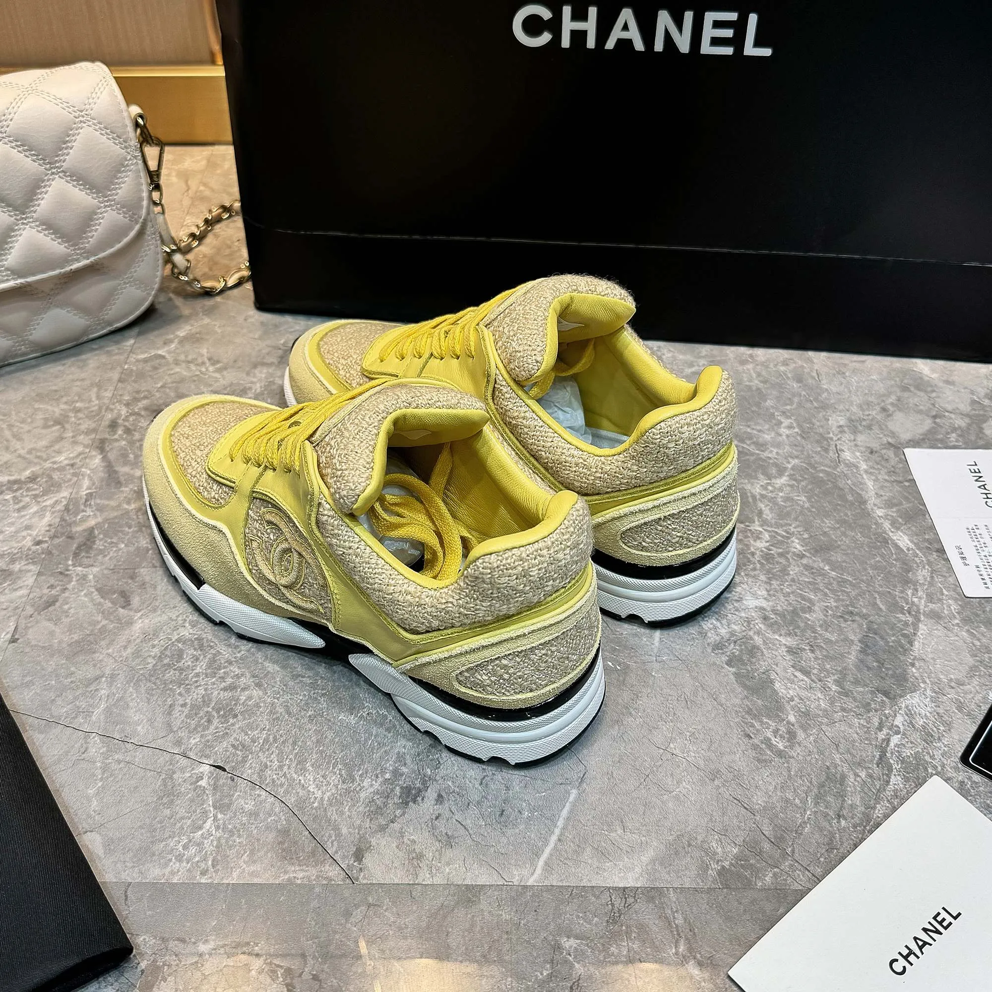 Men's shoes pP700! Chanel Chanel - 2024 counter top casual sneakers This classic design; the upper is embroidered with various techniques; the outsole is fashionable and sporty; the outsole is stylish and sporty; it incorporates a variety of color matching elements... The diversified mix and match is very good-looking and versatile, casual, fashionable, sports, and outdoor can be taken into account... ꫛꫀꪝ Go➫ Material: ❶Upper made of: original imported high silk cowhide suede + small fragrance fabric ❷Inner use: Original imported breathable sheepskin lining ❸ Outsole based on: Original TPU combination outsole Special counter boutique packaging complete set Women 35–41 Men 38-45